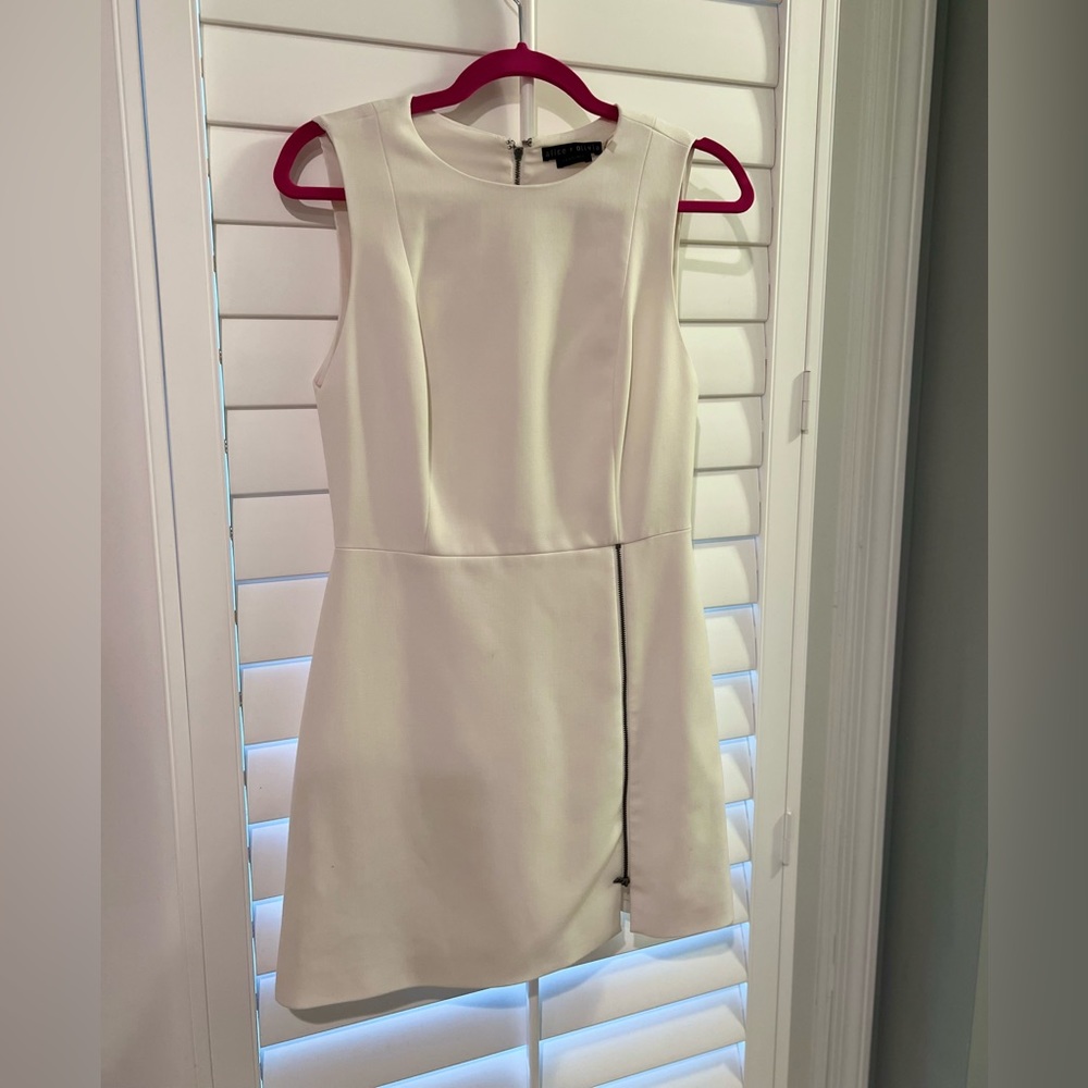 White size 6 alice + olivia classics zipper dress. Worn once.